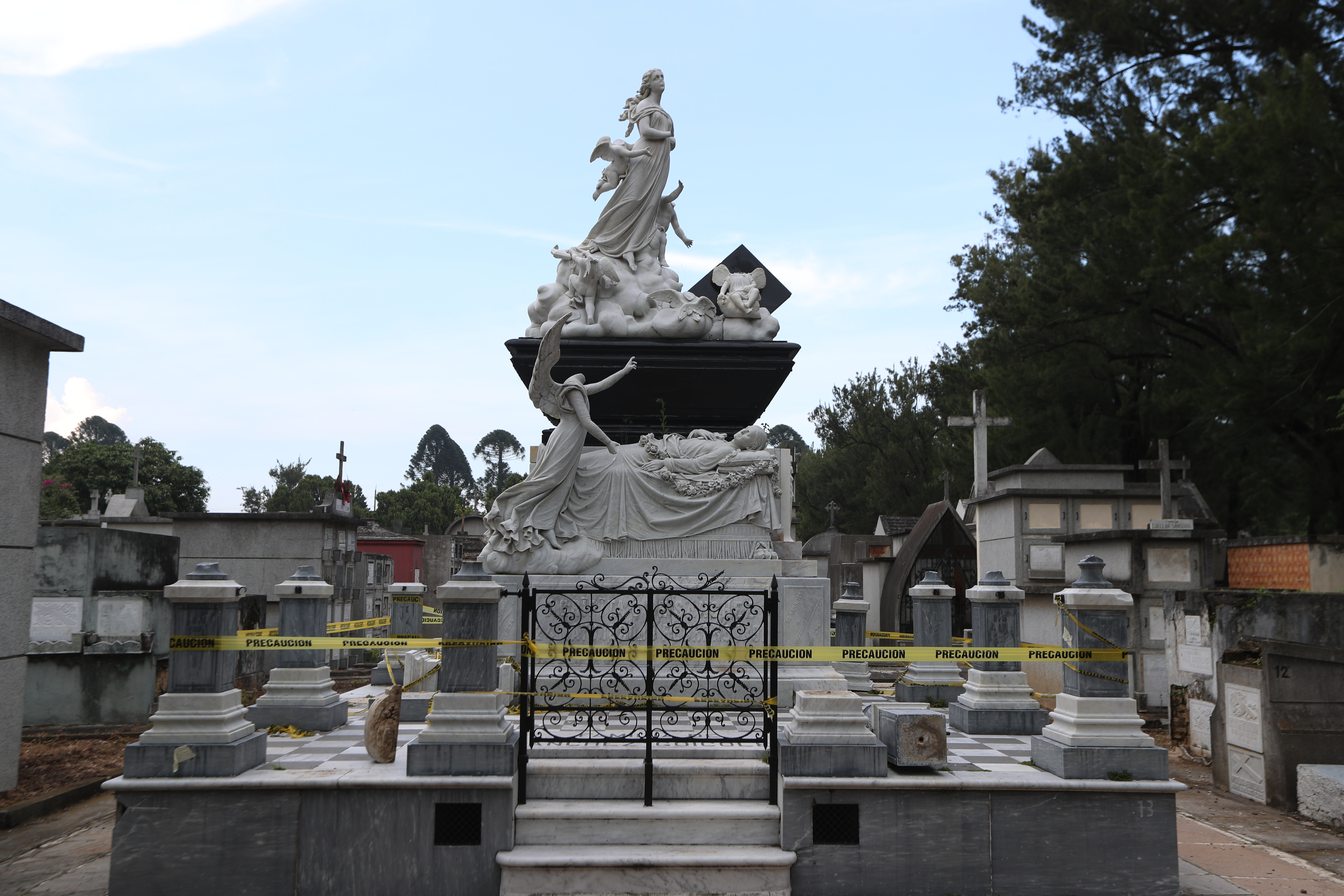 La tumba de doña Agripita Sánchez  es uno de los lugares que ha  sido dañado este año en el Cementerio General.  (Foto Prensa Libre: María José Bonilla). 