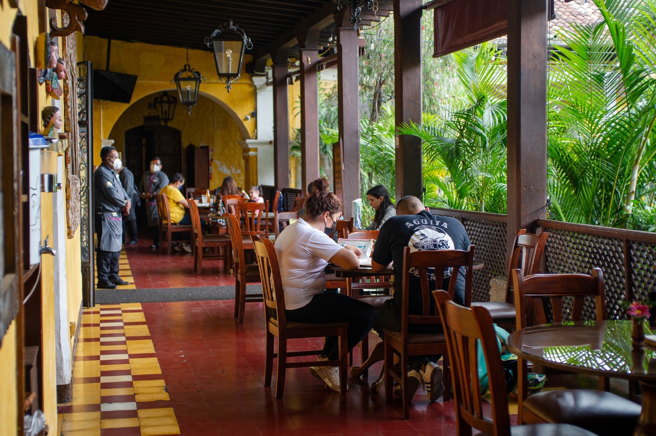 La CC declaró inconstitucional el cobro a restaurantes por funcionamiento nocturno en Antigua Guatemala. (Foto Prensa Libre: cortesía Carmen Soto)