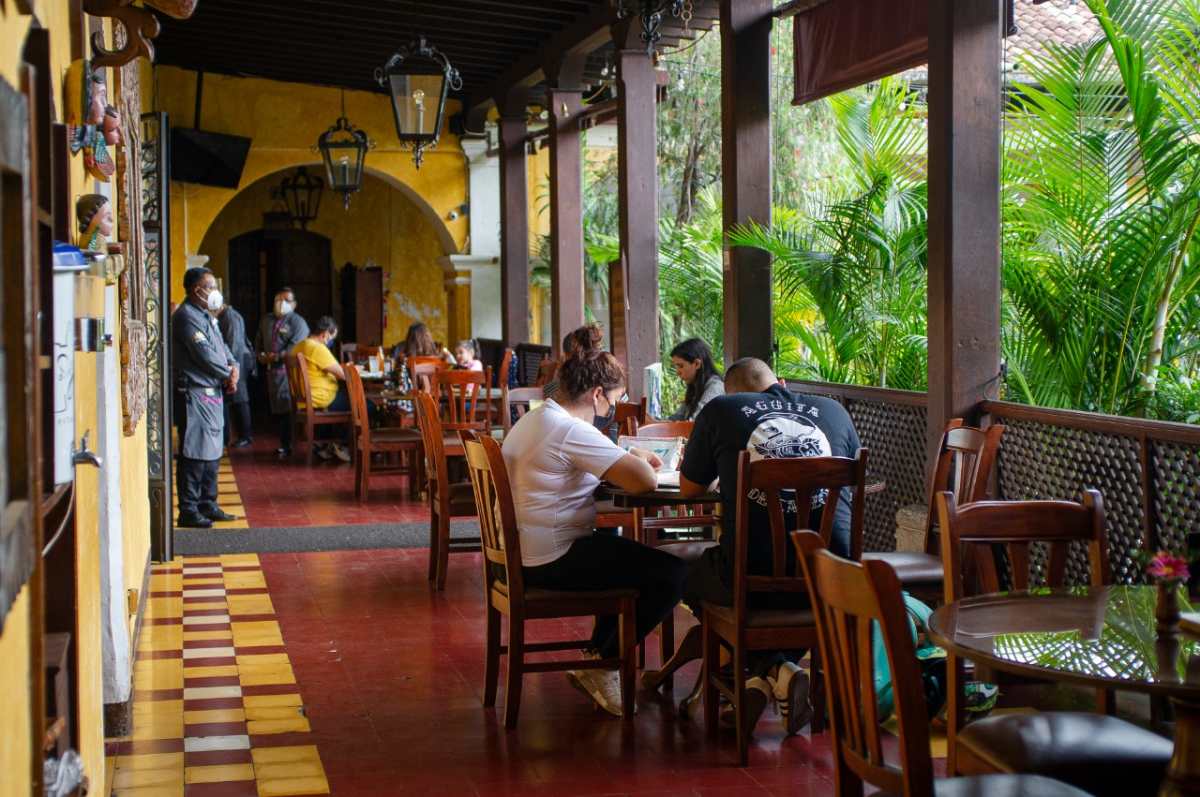 Turismo local regresa a Antigua Guatemala luego de mejora en tablero de alertas