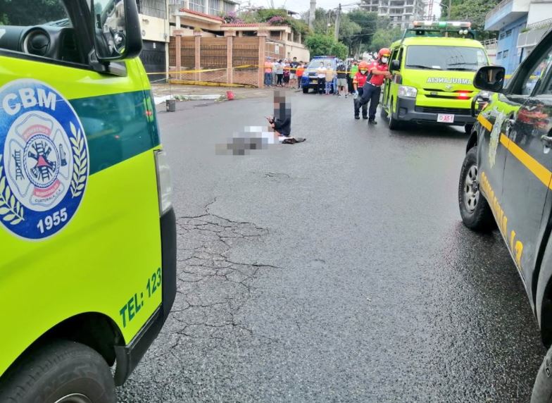 Bomberos Municipales atendieron el llamado de emergencia en donde encontraron a una persona muerta en zona 14, luego de enfrentarse con policías. (Foto Prensa Libre: Bomberos Municipales)