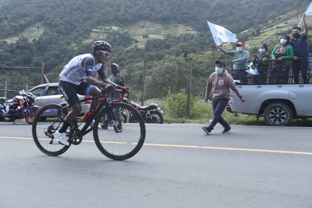 El apoyo para Vásquez en Zunil, Almolonga y Xela fue multitudiario. Las personas lo respaldaron a la orilla de la carretera. Foto Esbin García.