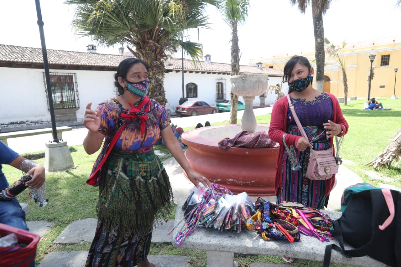 Vendedores ambulantes ofrecen sus productos en las calles de Antigua Guatemala. (Foto Prensa Libre: Érick Ávila)