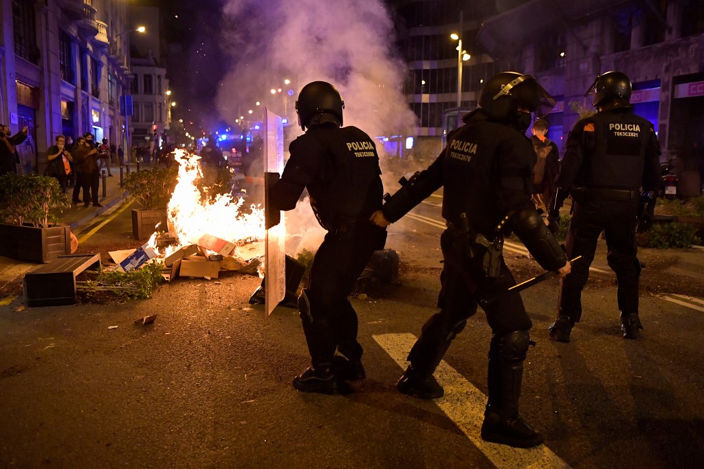 Una protesta en contra de las nuevas medidas por el covid-19 terminó en disturbios en Barcelona. (Foto Prensa Libre: AFP)