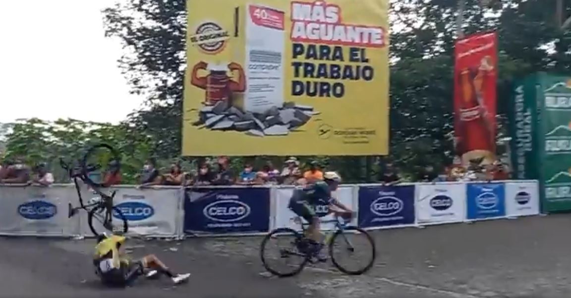 Henry Sam del equipo Decorabaños se cayó pocos metros antes de llegar a la meta en la tercera etapa dela 60 Vuelta Ciclista a Guatemala. (Foto Prensa Libre: captura de pantalla)