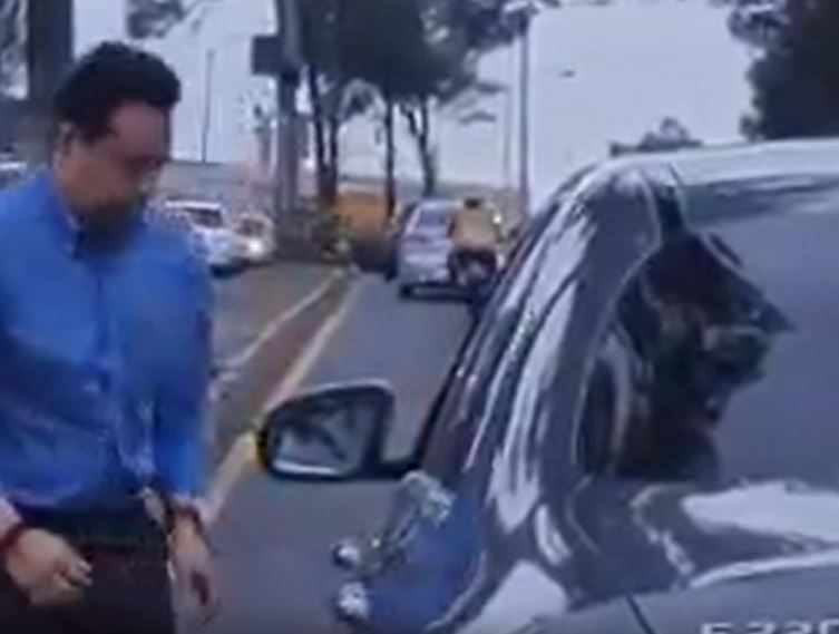 Diputado fue grabado en el Anillo Periférico.