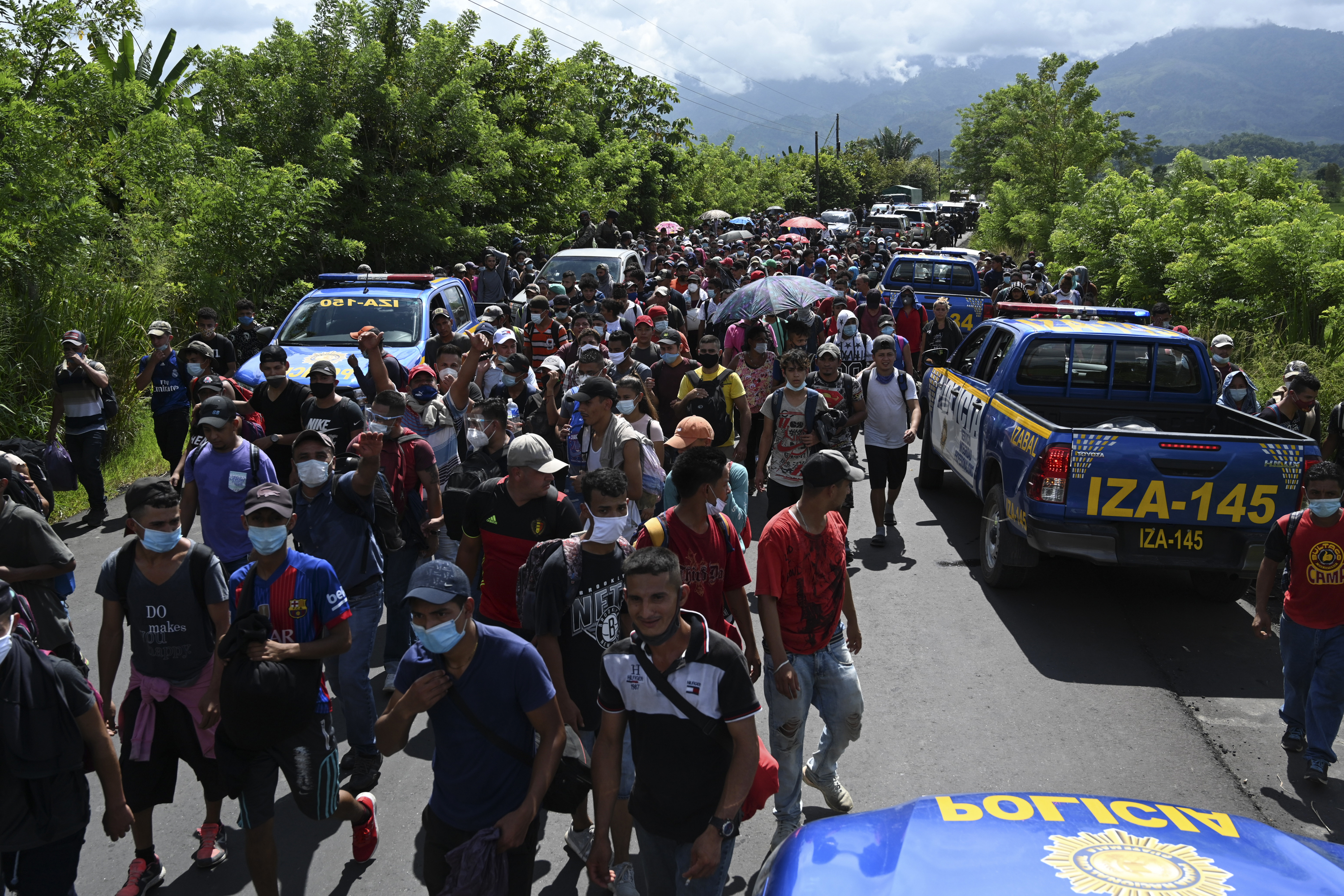 Masiva caravana de migrantes hondureños ingresa a Guatemala en ruta a EE. UU. (Foto Prensa Libre: AFP)