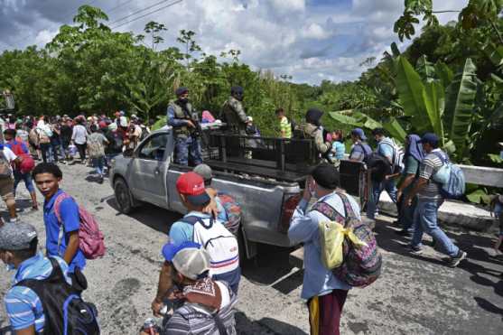 Las caravanas masivas de migrantes en 2018 y 2019 generaron la molestia del presidente estadounidense, Donald Trump, quien presionó a los países del norte centroamericano para firmar acuerdos de asilo que permitieran contener la migración irregular. (Foto Prensa Libre: AFP)
