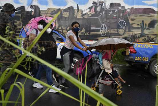 Esta es una de las caravanas más multitudinarias, que salen en búsqueda de mayores oportunidades, huyendo de la violencia y buscando la reunificación familiar. (Foto Prensa Libre: AFP)