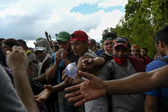 La numerosa caravana superó la capacidad de la Policía Nacional de Guatemala que no pudo evitar que los inmigrantes entraran al país. (Foto Prensa Libre: AFP)
