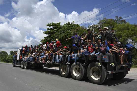 Los inmigrantes aseguran que se van de Honduras por la falta de empleo y la inseguridad. (Foto Prensa Libre: AFP)