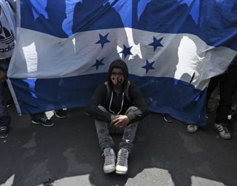 La caravana era encabezada por una bandera azul y blanco de Honduras. (Foto Prensa Libre: AFP)