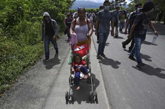 Centenares de hondureños, entre hombres, mujeres y niños, salieron desde San Pedro Sula, en el norte de su país, en caravana hacia Estados Unidos, en busca de nuevos horizontes luego de que la pandemia del  COVID-19 recrudeciera la crisis económica de su país. (Foto Prensa Libre: AFP)