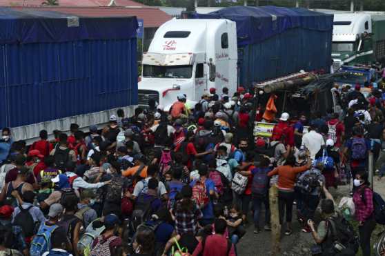 Los hondureños rompieron dos barreras de soldados que resguardaban la frontera ante la llegada de los migrantes. (Foto Prensa Libre: AFP)