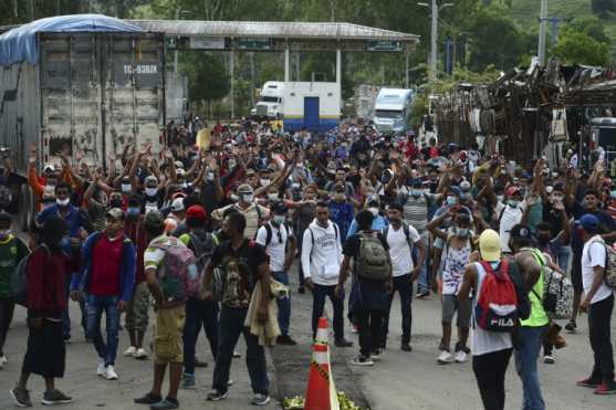 Esta caravana masiva es la primera que se registra desde marzo pasado cuando los países centroamericanos cerraron sus fronteras ante los primeros casos de coronavirus. (Foto Prensa Libre: AFP)