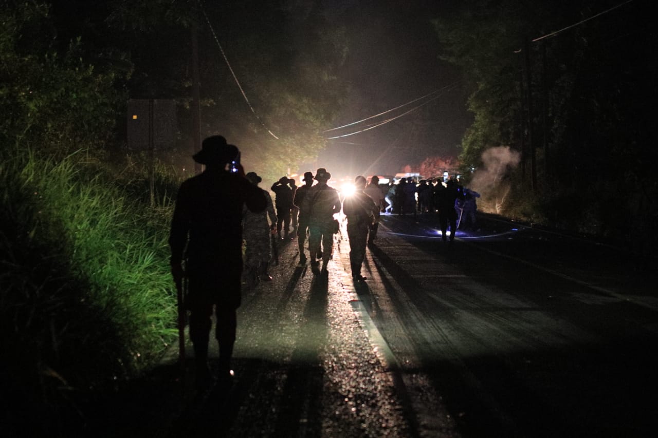 La noche del 2 de octubre, migrantes hondureños se enfrentaron con el Ejército de Guatemala. (Foto Prensa Libre: Carlos Hernández)