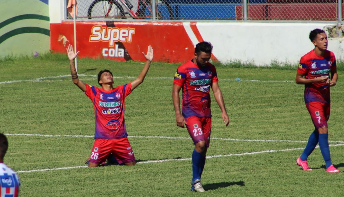 Iztapa protagonizó el juego más vistoso de la jornada al golear 5-0 a Xelajú MC. (Foto Prensa Libre: Carlos Paredes)