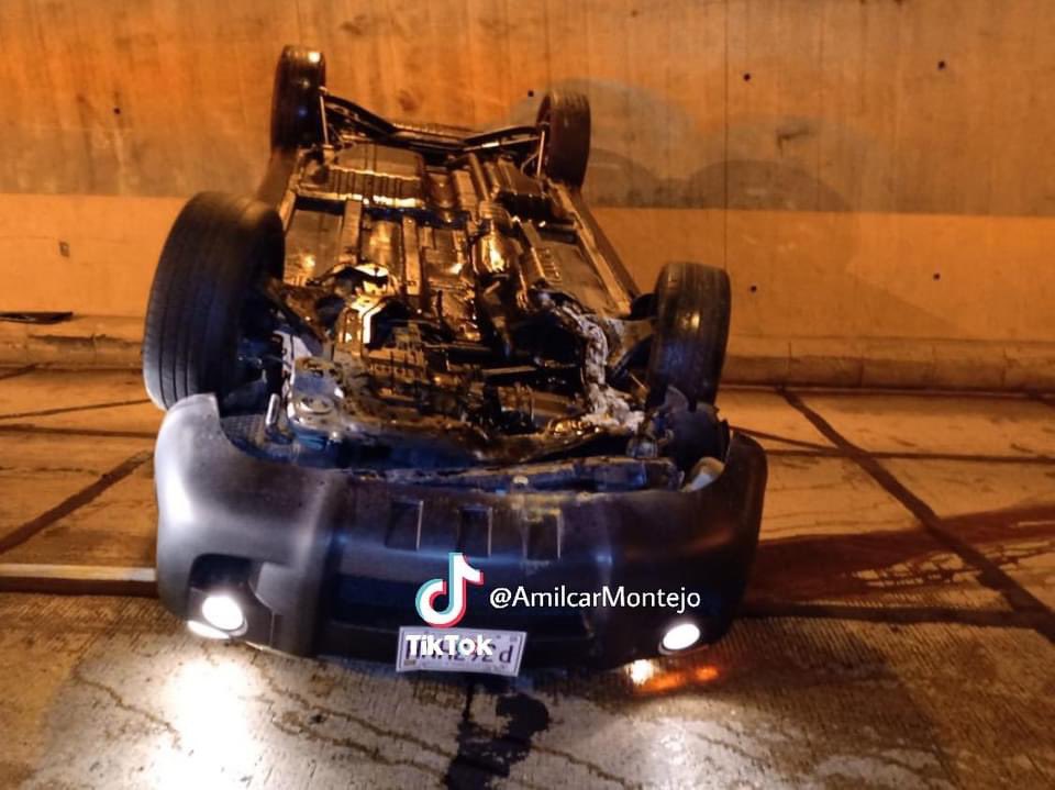 Un auto volcó en la calzada José Milla, zona 6. (Foto Prensa Libre: Amílcar Montejo)