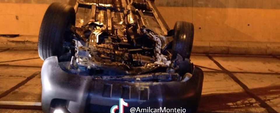 Un auto volcó en la calzada José Milla, zona 6. (Foto Prensa Libre: Amílcar Montejo)