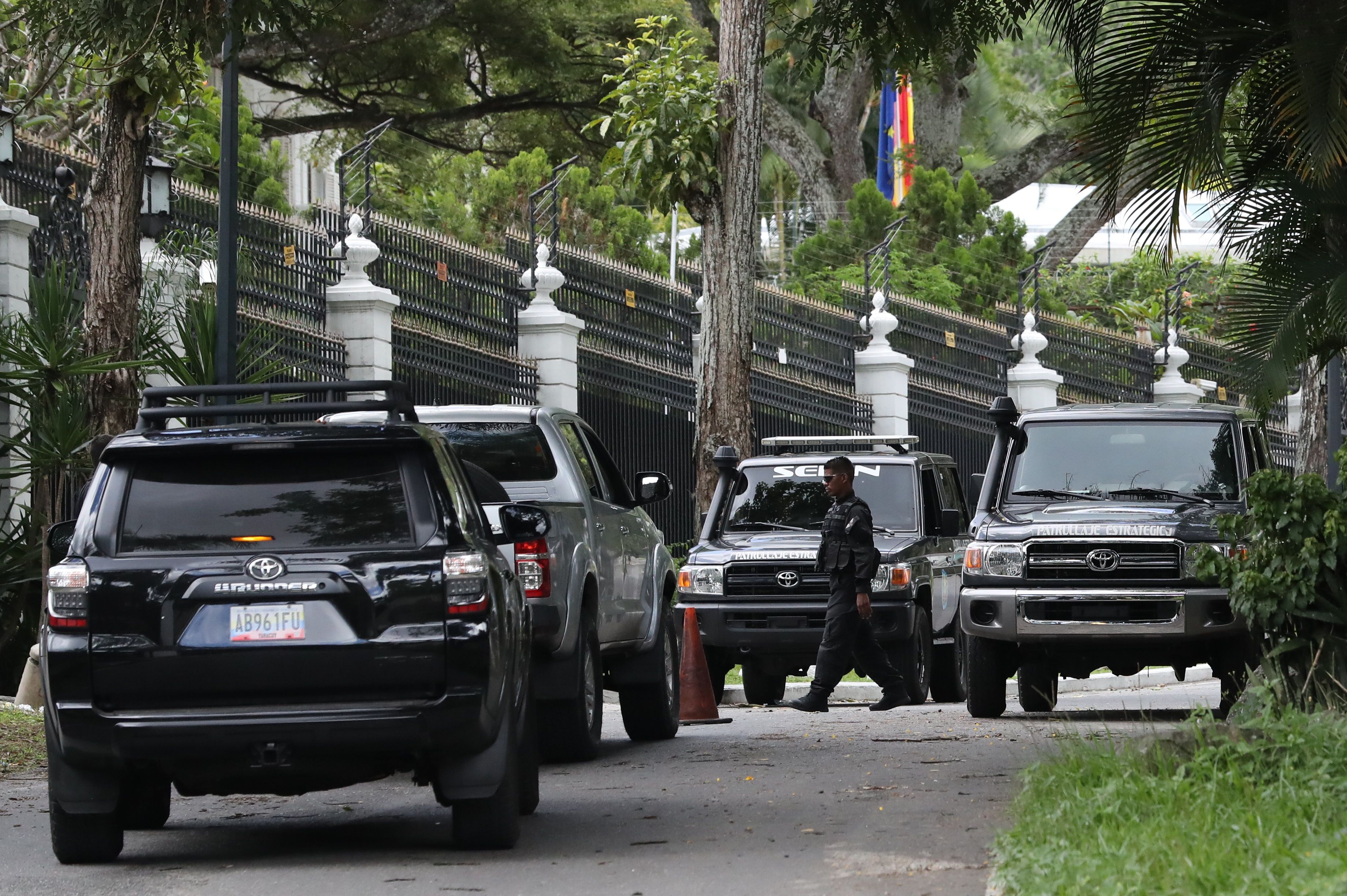 La casa del embajador de España en Caracas, donde permanecía como huésped desde abril de 2019, fue rodeada de miembros del Servicio Bolivariano de Inteligencia Nacional. (Foto Prensa Libre: EFE)