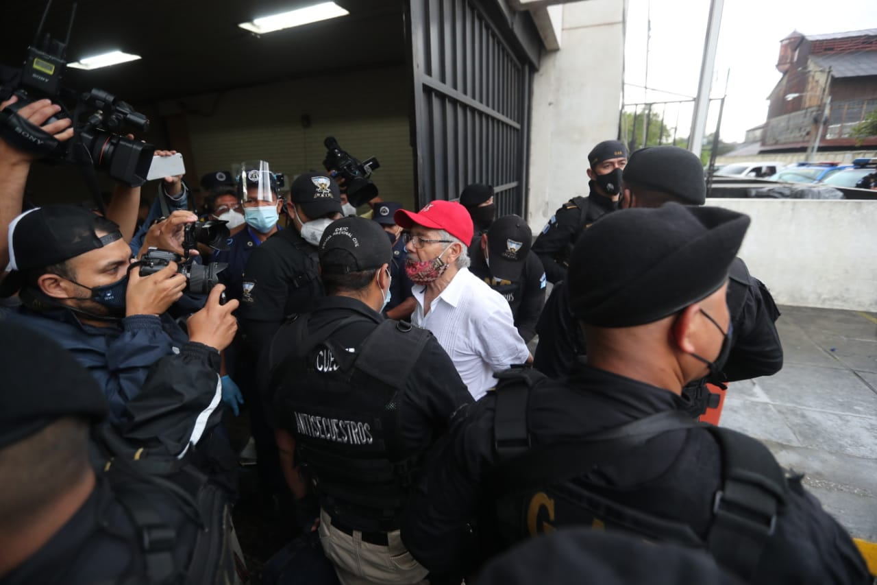 César Montes al ingresar a la torre de tribunales en la capital guatemalteca, donde espera ser escuchado por juez. (Foto Prensa Libre: Erick Ávila)