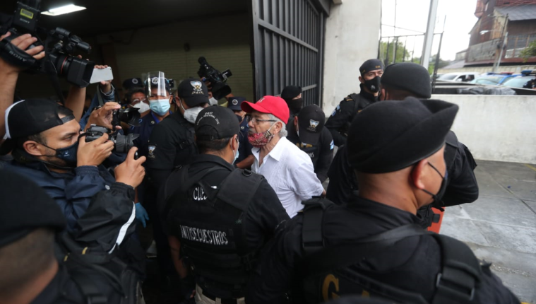 César Montes al ingresar a la torre de tribunales en la capital guatemalteca, donde espera ser escuchado por juez. (Foto Prensa Libre: Erick Ávila)