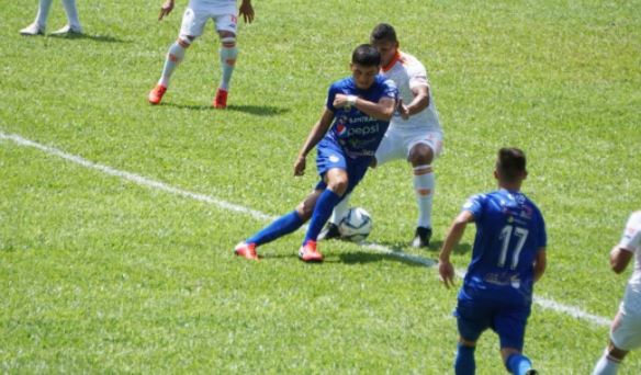 Cobán Imperial empató 0-0 ante Achuapa, pero la combinación de resultados lo mantiene liderando la clasificación. (Foto Twitter: Andrés ADF)