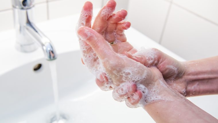 El lavado de manos es importante para prevenir el covid-19. (Foto Prensa Libre: Hemeroteca PL)