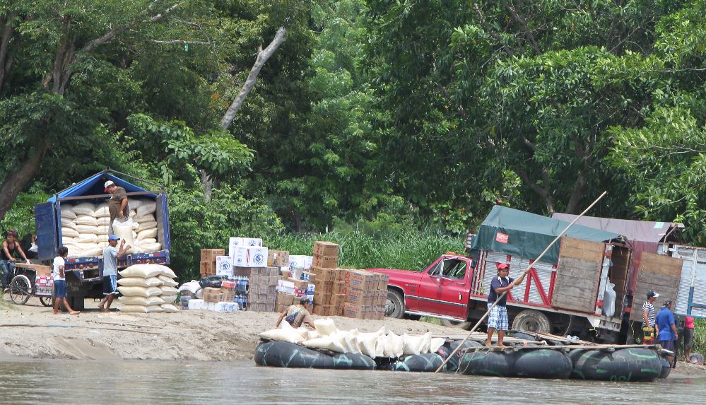 Los productos que más ingresan de contrabando al país son las bebidas alcohólicas, abarrotes, yogures, maíz, cigarrillos, galletas, cereales y gasolina. (Foto Prensa Libre: Paulo Raquec)
