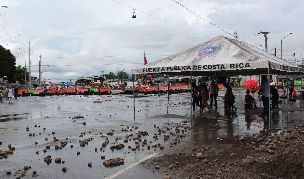 Durante los dos últimos días el paso por la frontera con Nicaragua estaba entorpecido por una protesta de camioneros centroamericanos que pedían la flexibilización de los requisitos.  (Foto Prensa Libre: EFE)