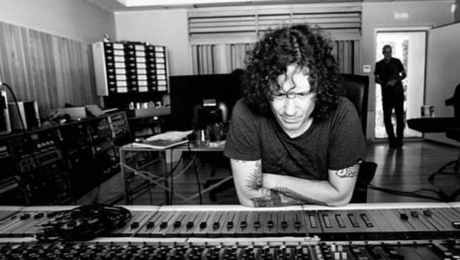 Bunbury tiene previsto lanzar el 11 de diciembre  su álbum "Curso de levitación intensivo". (Foto Prensa Libre: Jose Girl)