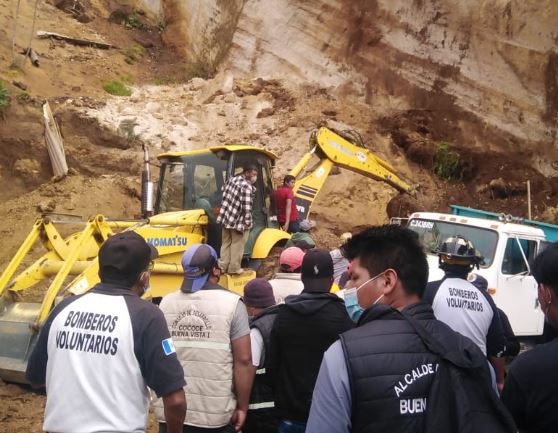 Cuerpos de socorro informaron que cuatro hombres realizaban el trabajo de extracción de arena, cuando un paredón se derrumbó y los dejó soterrados. (Foto Prensa Libre: PNC)
