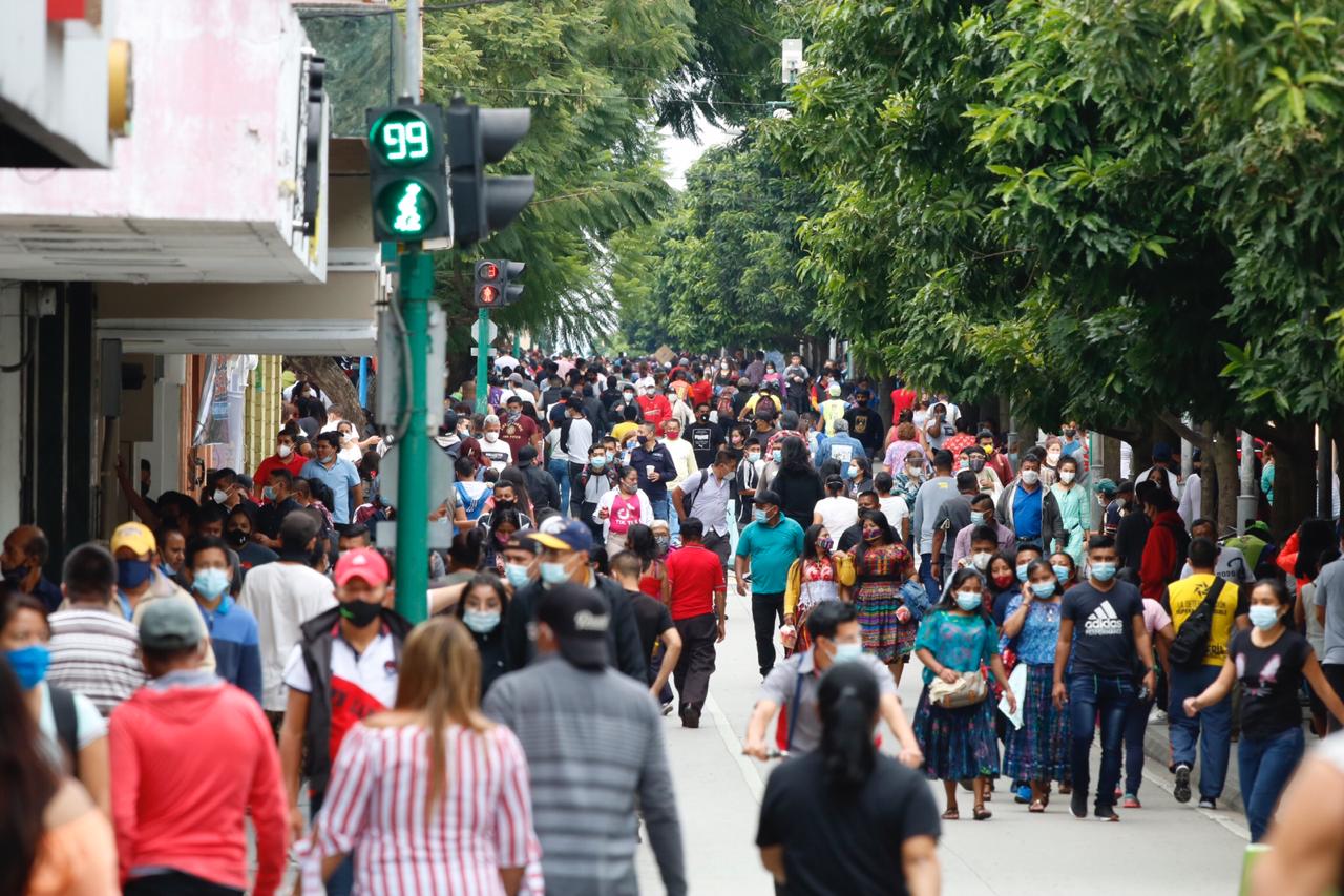 Aglomeración en el Paseo de La Sexta, en la zona 1 capitalina. (Foto Prensa Libre: Fernando Cabrera)