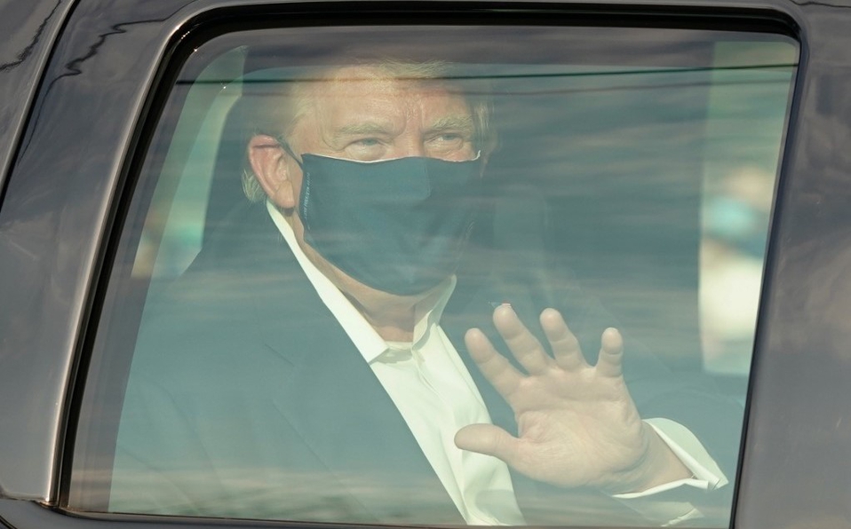 Donald Trump saluda desde el vehículo a sus partidarios que se encuentran afuera del hospital militar Walter Reed. (Foto Prensa Libre: AFP)