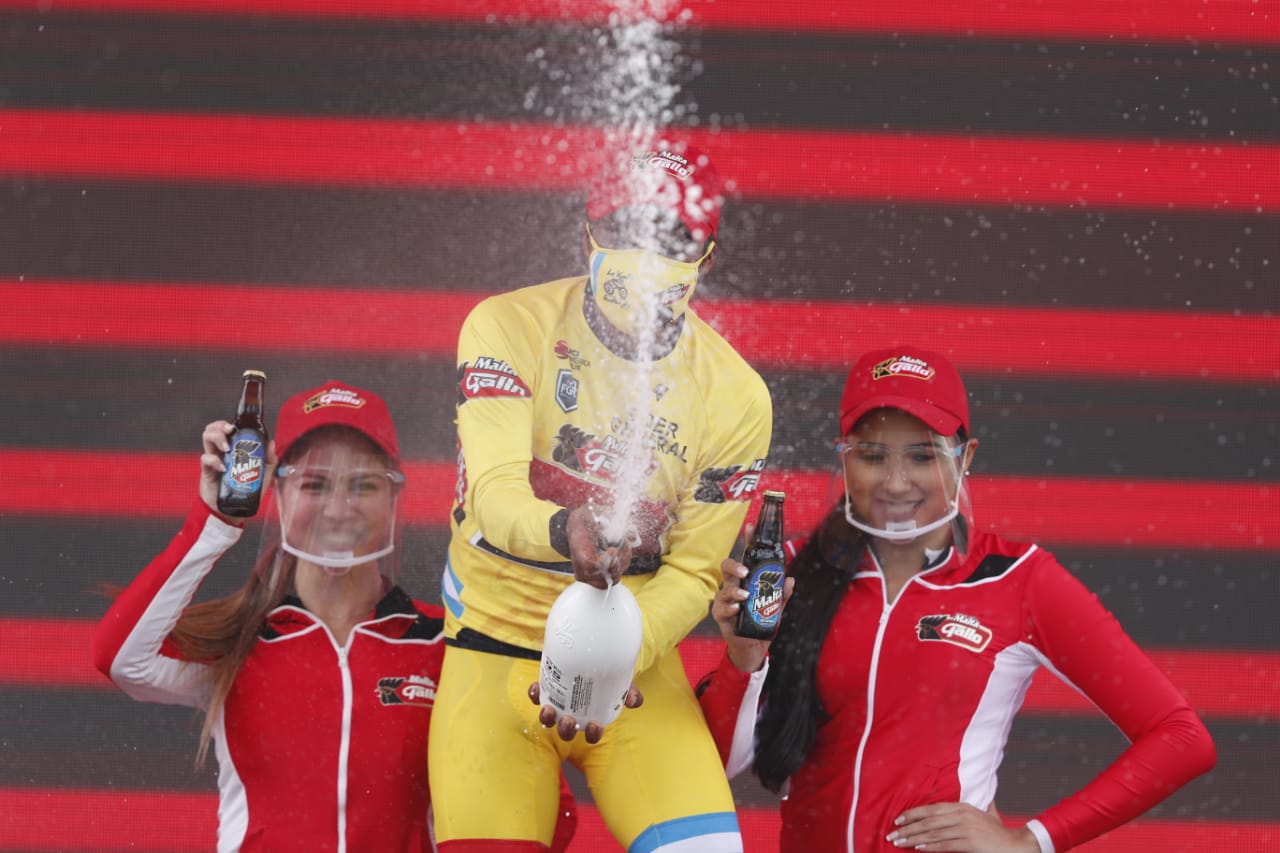 Mardoqueo Vásquez en plena celebración tras mantener el maillot amarillo de líder general individual de la Vuelta a Guatemala. Foto Esbin García.