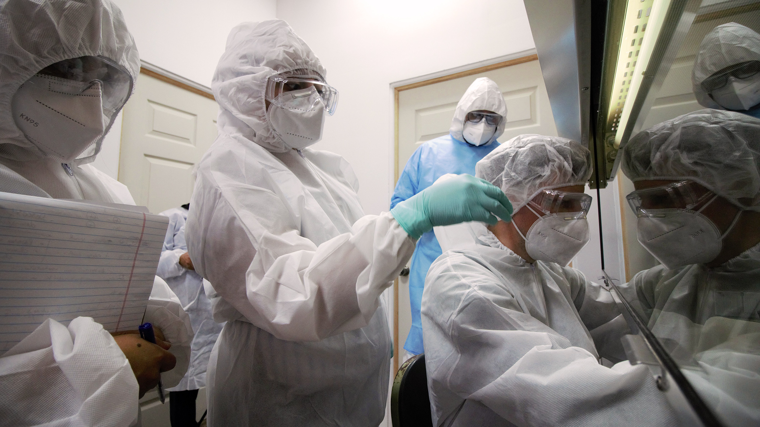 El doctor Carlo Fisher, del Hospital Charité Berlín (Alemania), capacitando al personal de laboratorios en la fase práctica. (Foto Prensa Libre: CCortesía GIZ Guatemala)