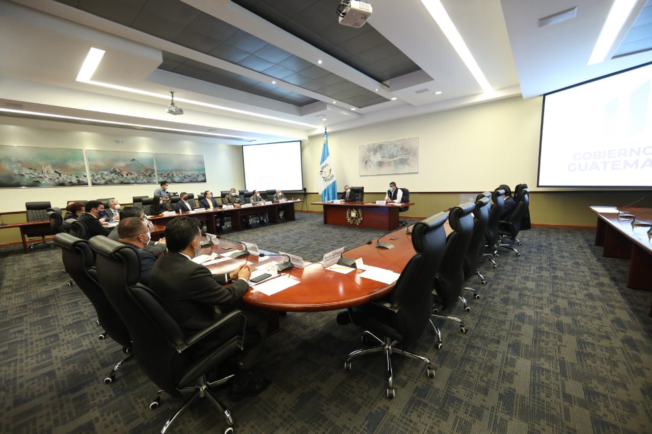 Reunión del Gabinete y el binomio presidencial respecto a la estrategia de la nueva fase de reapertura. (Foto Prensa Libre: Presidencia)