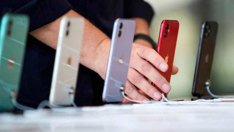 Apple anuncia sus primeros iPhone con tecnología 5G. (Foto Prensa Libre: EFE)