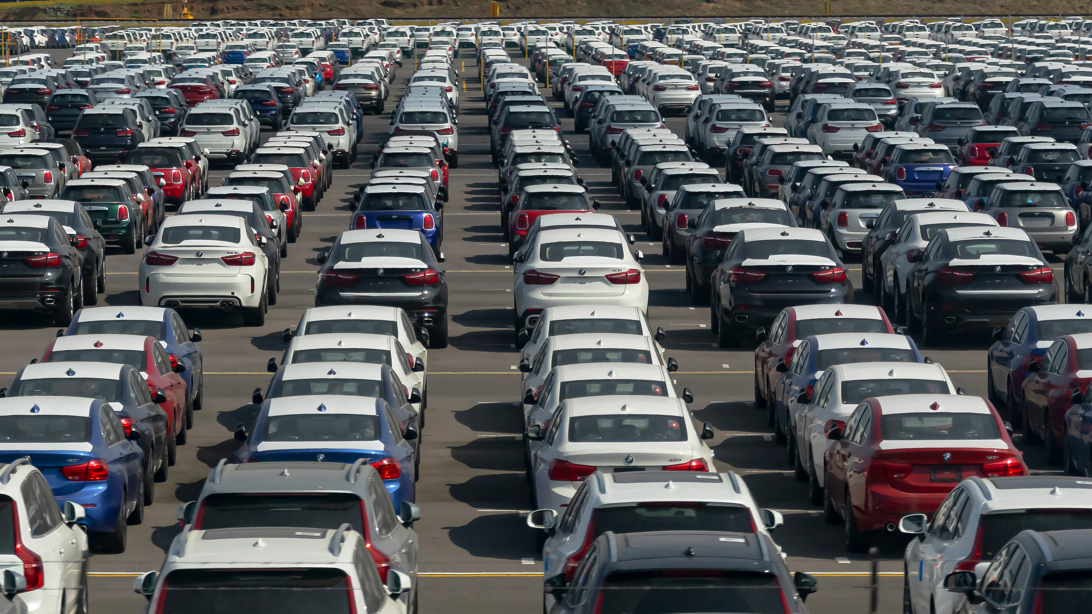 La subasta que realizará la SAT son de vehículos que ingresaron al país, pero los propietarios no pagaron los impuestos correspondientes. (Foto Prensa Libre: Hemeroteca)