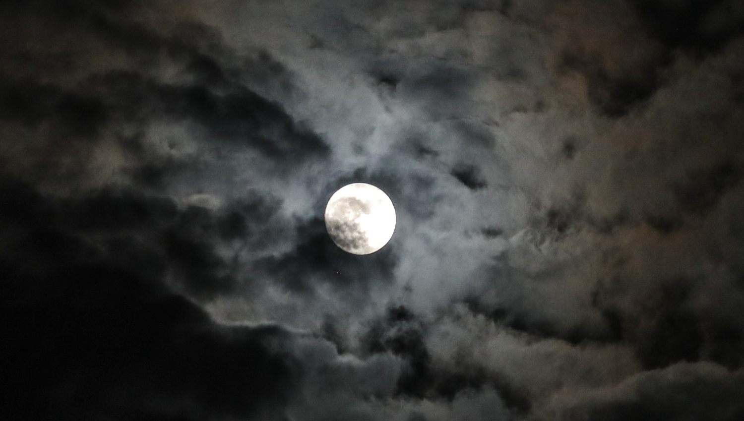 Las imágenes de la luna llena son de las favoritas de multitudes. (Foto Prensa Libre: Keneth Cruz)
