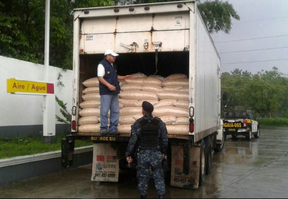 Contrabando de maíz: 50 vehículos entran a Guatemala diariamente con producto ilegal por tres puntos