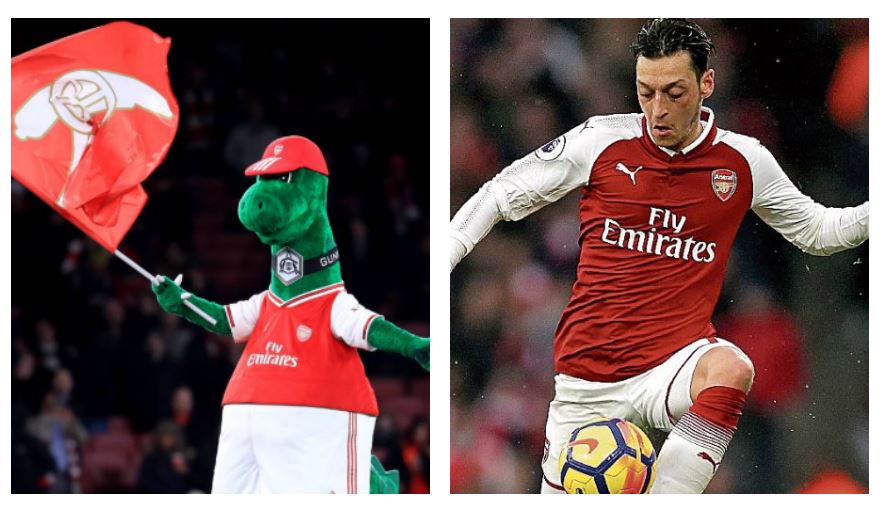 Mesut Özil apoya a Gunnersaurus, la mascota del Arsenal. (Foto Prensa Libre: Hemeroteca PL) 