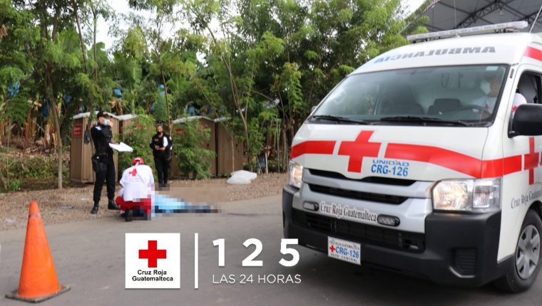 Cruz Roja intentó reanimar al hombre pero ya había perecido. (Foto Prensa Libre: Cruz Roja)