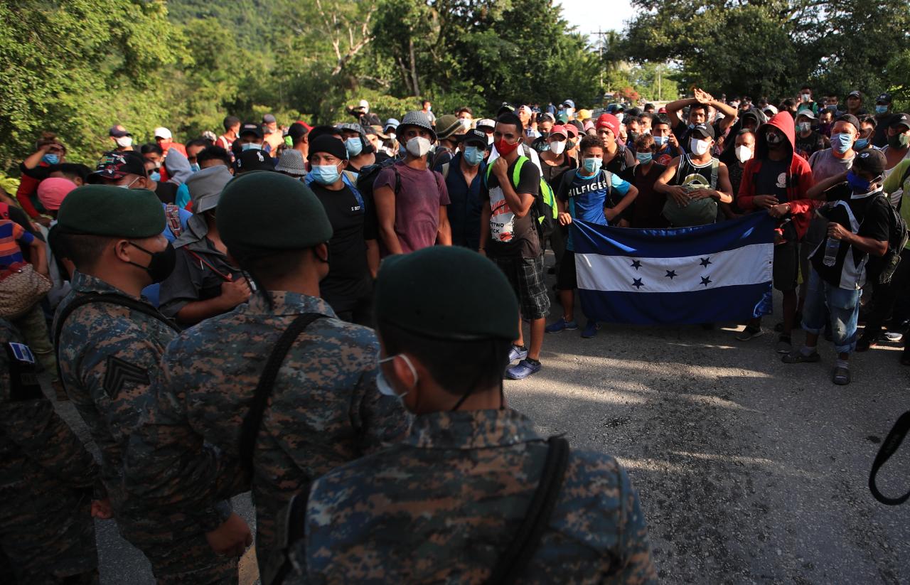 Caravana migrante desafía a las autoridades. (Foto: Prensa Libre: Carlos Hernández)