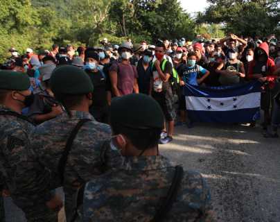 En directo | Caravana migrante desde Honduras ingresa a la fuerza a Guatemala y sin test de covid-19