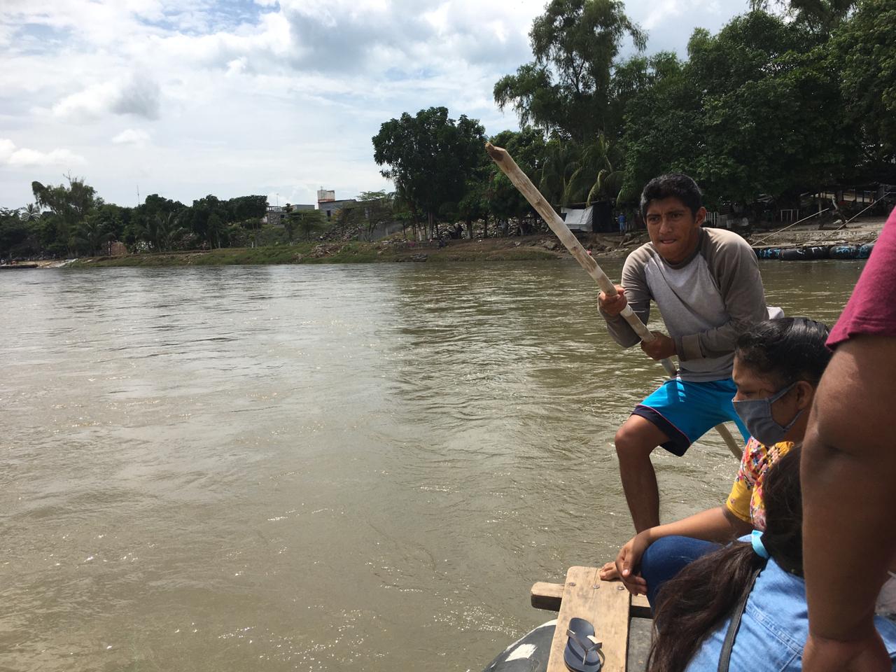 Migrantes cruzan hacia México por el río Suchiate. (Foto: Mynor Toc)
