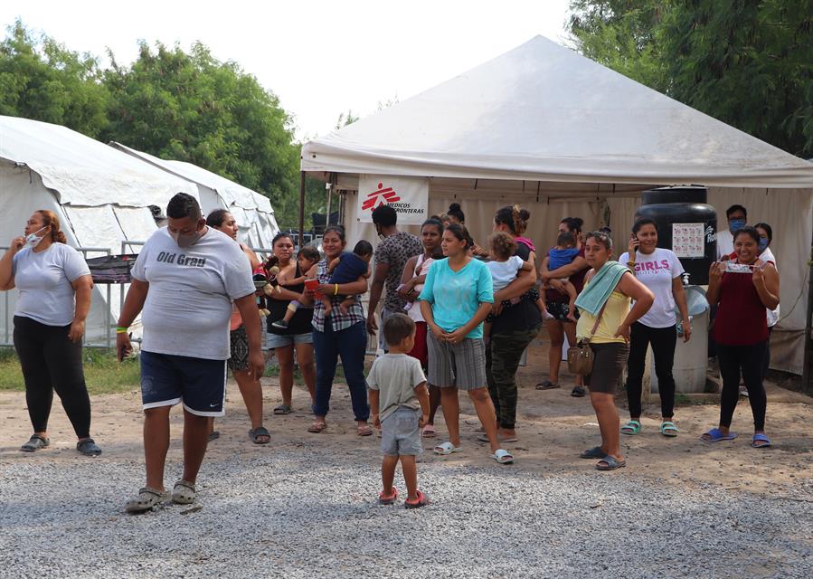 Mujeres migrantes esperan en un campamento a la orilla del río Bravo en la ciudad de Matamoros, en el estado de Tamaulipas (México). (Foto Prensa Libre: EFE)