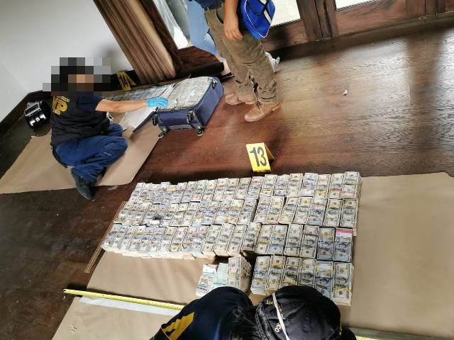 Agentes del MP contabilizan el dinero incautado. (Foto Prensa Libre: MP)