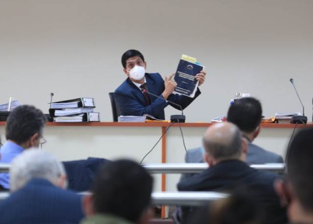 Mynor Moto, juez Tercero, resuelve la audiencia de primera declaración del caso Libramiento de Chimaltenango. (Foto Prensa Libre: Carlos Hernández)