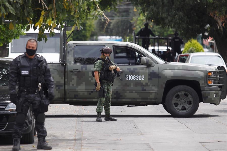 Autoridades mexicanas detuvieron a 10 supuestos narcotraficantes del Cártel Jalisco Nueva Generación (CJNG), uno de los más peligrosos del mundo, en el municipio de Celaya, en Guanajuato, el estado más violento del país. (Foto Prensa Libre: AFP)