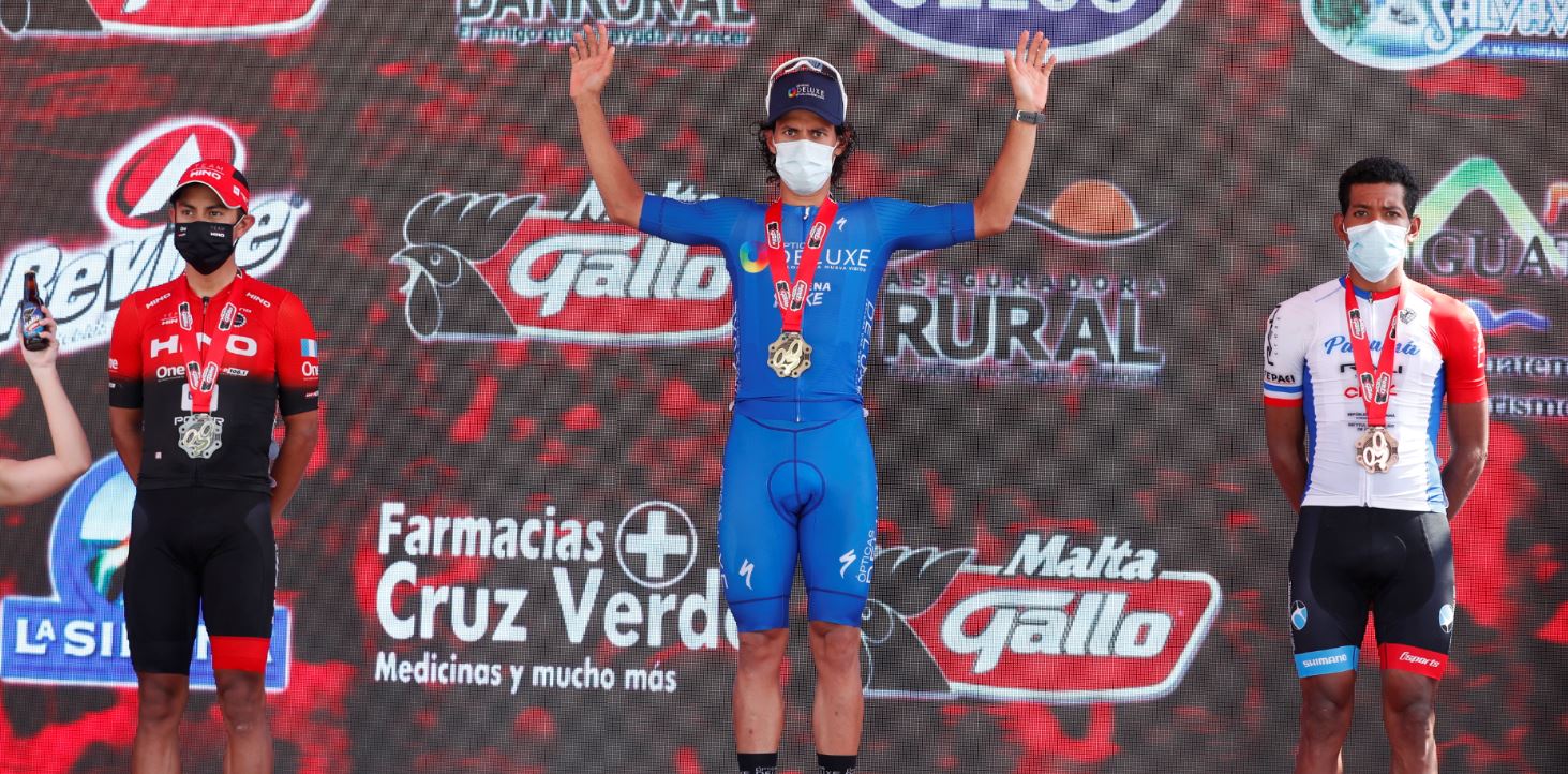 Julio Padilla durante la premiación como ganador de la primera  etapa. (Foto Prensa Libre: Esbin García).